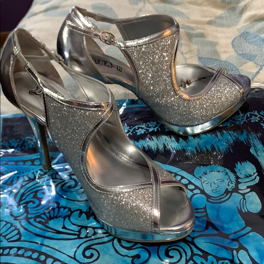 Silver Heels ! - Picture 4 of 4